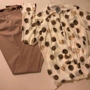  - Helt nya  Dam skjorta kostar 299kr Byxa kostar 399 kr  Båda för 600kr missa inte! 