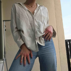  - Fin vit skjorta som passar till det mesta! Supersnygg till sommaren med ett smycke till⭐️ står att det är storlek 42 men den passar mig som har S. Är fler intresserade blir det budgivning. Frakt tillkommer. Annars möts vi på söder💙💙