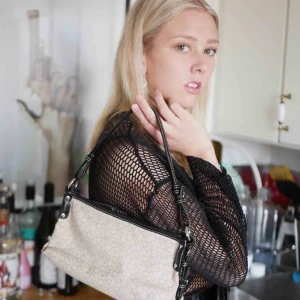  - DKNY väska, troligtvis från 1990-talet. Passa på att göra ett riktigt kap och var trendigast i vår😎 kan tänka mig att sänka priset något!   övriga plagg säljs också på min sida!*