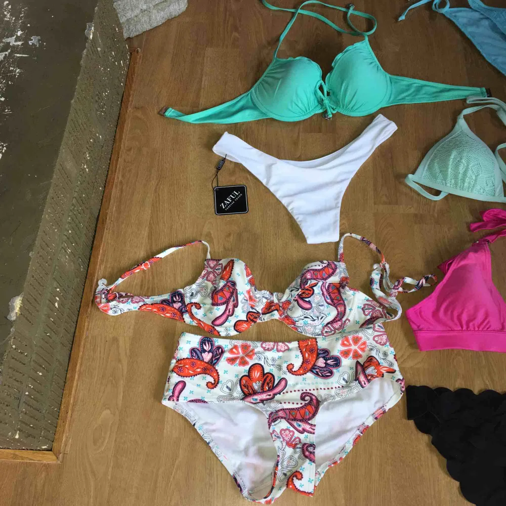 Säljer lite bikini delar. Alla är använda och kostar 25kr styck förutom den vita underdelen som är helt ny och kostar 50kr. Frakt tillkommer. Vid intressen och frågor så skriv igen. . Övrigt.