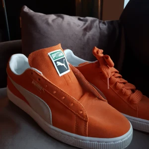  - Mjuka, det står 44 i storlek men passar mig med 40 perfekt, äkta Puma.