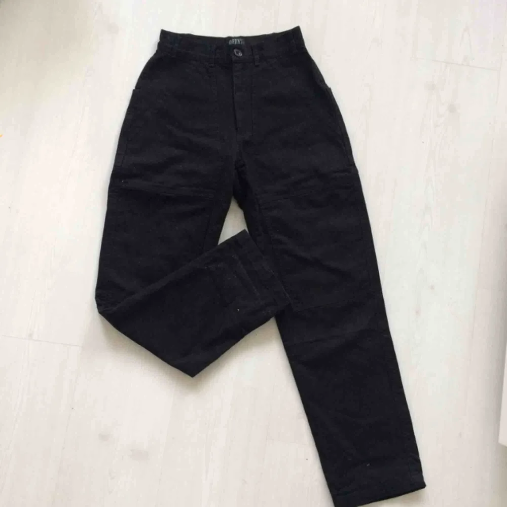 Coola utility trousers/workwear style! Svarta i grovt tyg, typ denimaktigt. Skitsnygga på! Hämtas i Malmö eller fraktar för 50kr💕. Jeans & Byxor.