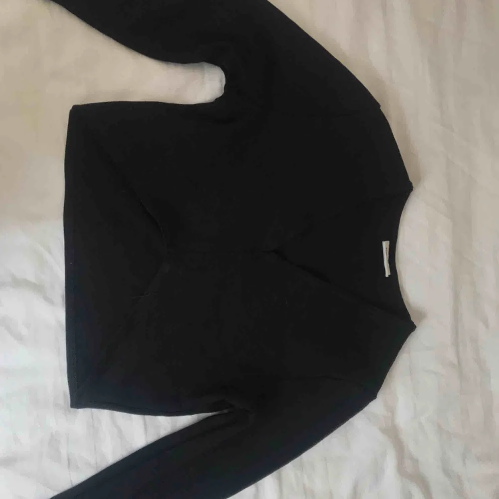 En croppad långärmad tröja från Weekday i storlek S.  Passar även en XS. Fraktar gärna men köpare står för frakt (40kr) :). Toppar.