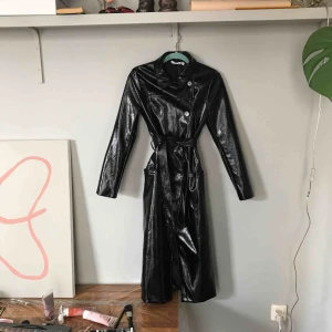  - Lackjacka NAKD. Är i storlek 38 men är väldigt liten i storleken, passar mer en 34-36. Använd fåtal gånger.  Kan mötas upp centrala Stockholm eller posta. Köparen står för frakt. 