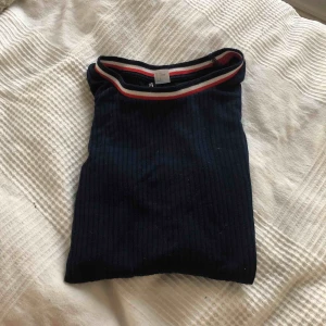  - Snygg och bekväm tröja köpt från H&M. Är väl använd men har inga slitningar.   Kan mötas i Bålsta eller frakta. Tar endast emot Swish.  Kunden står för den eventuella frakten. 