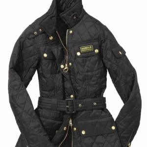  - En figursydd vårjacka från märket Barbour. Jackan är i storlek 32!Jag säljer den pga att jag växt ur den. Ordinarie pris är ca 3000kr. Vid snabb affär kan priset diskuteras!  Kontakt: 0732500530(nås via sms) Teamarkholm@gmail.com Köparen står för frakten!