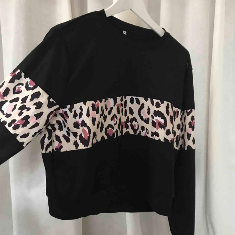 Jättefin tröja med leopard mönster. Frakt tillkommer på 39 kr. Paketpris möjligt 💖. Toppar.