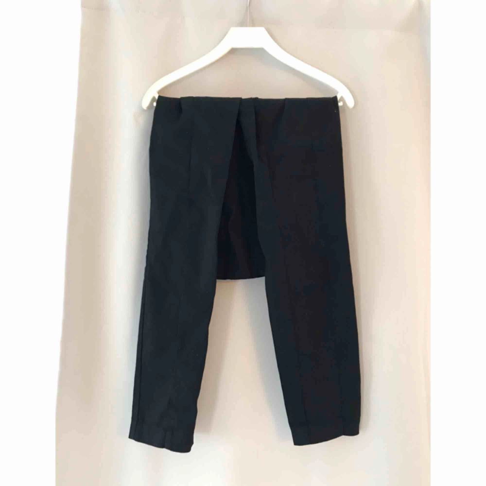 Svarta kostymbyxor från hm. Hämtas i Kalmar eller skickas om köparen står för frakten. . Jeans & Byxor.