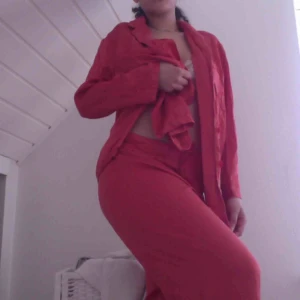  - Superfint rosa 100 % silkessett, köpt second hand. Lite slitet i skrevet och saknar en knapp, men det är inget som märks. 