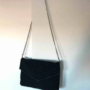  - Fin oanvänd kuvertväska i sammet. Pris inkl frakt. 