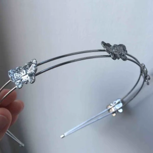  - Jättegulligt diadem med fjärilar. OBS! Fraktar inte, möts upp i stockholm🌼