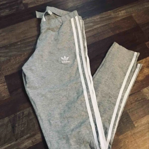  - Adidas tights använda 1 gång. Nypris 299. 
