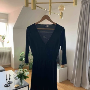  - Fin klänning från H&M i nå velour likande material, en knapp vid brösten och resår i midjan. Använd en gång.