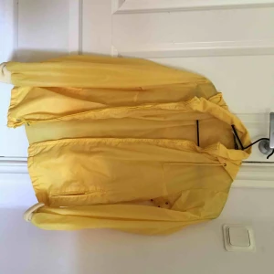  - Superfin gul vindjacka köpt på beyond retro, den är lite sliten men jag tycker nästan att det gör jackan finare. Priset går att diskutera. 