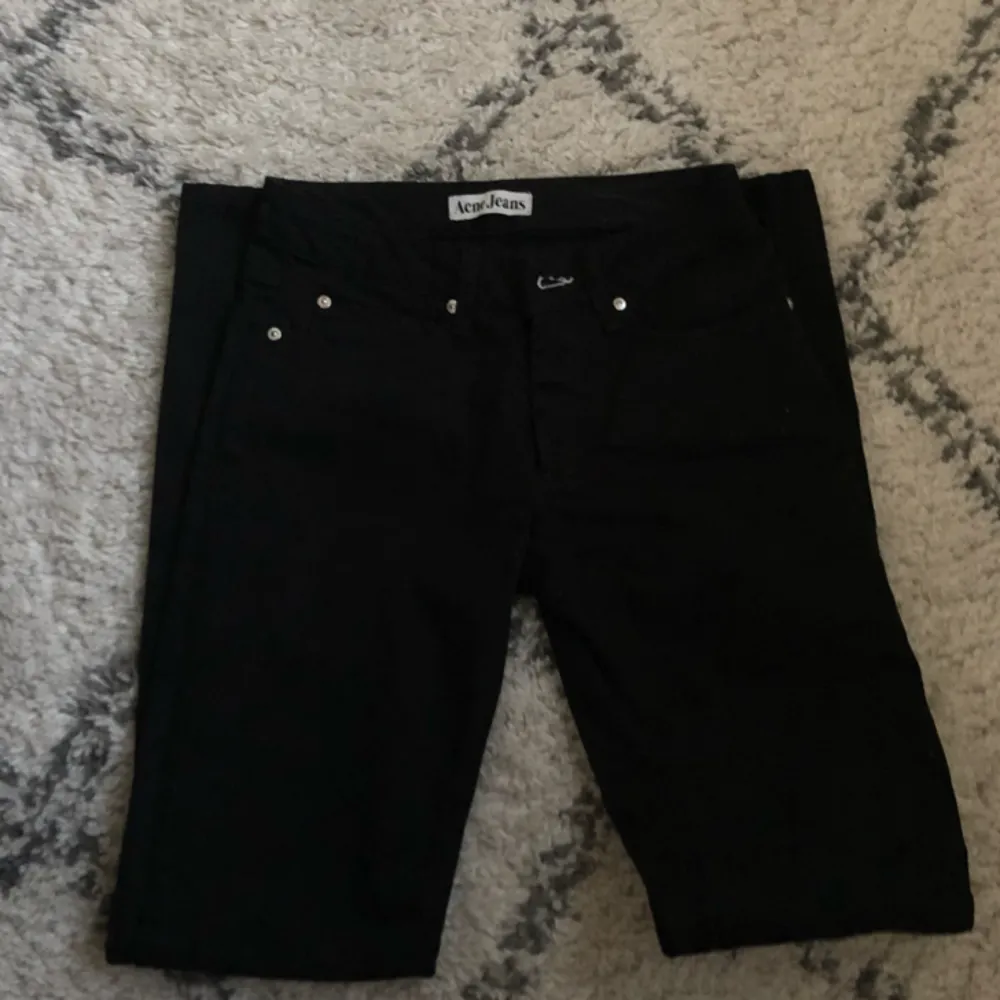 Acne jeans, svarta straight leg. XS Köpte för lite över ett år sedan, aldrig använda då de är för små.  Köparen betalar frakt🤓. Jeans & Byxor.