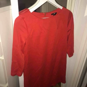  - Röd klänning från HM i storlek XS. Är endast använd två gånger och är därför i jättebra skick!