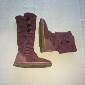  - Rosa Uggs i storlek 36, knappt använda och varma och sköna.