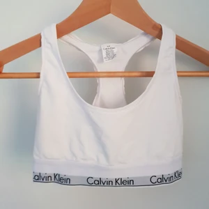  - Calvin Klein topp i vitt! Fraktas naturligtvis!