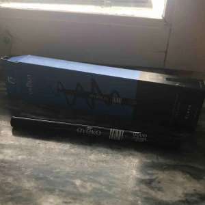  - En helt oanvänd eyeliner från Eyeko köpt för några veckor sedan. Har bara hört massa bra om denna. Färgen är Black och tror att den ska torka matt. Testa gärna på din lokala kicks. Ord pris: 169kr