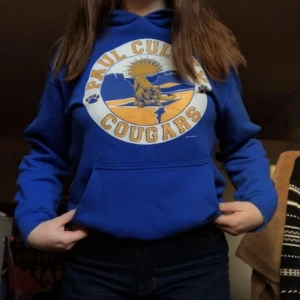  - Säljer denna blåa hoodie från beyond retro med tryck av ett lejon. Endast använd några gånger 💙