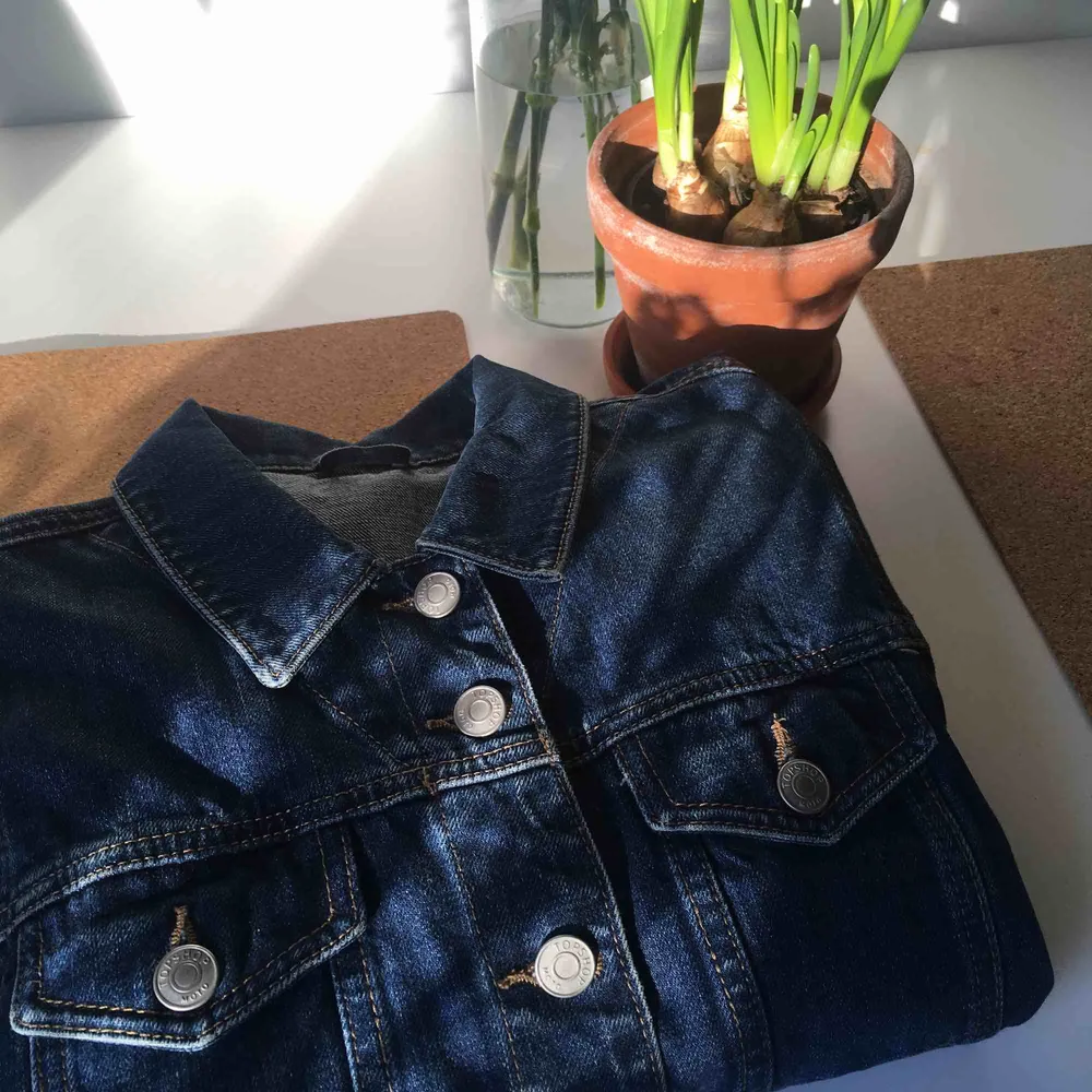 Den perfekt mörkblåa jeansjackan från Topshop i storlek xs/s. Några år på nacken men i jättefint skick!🌻 köparen står för eventuell frakt. . Jackor.