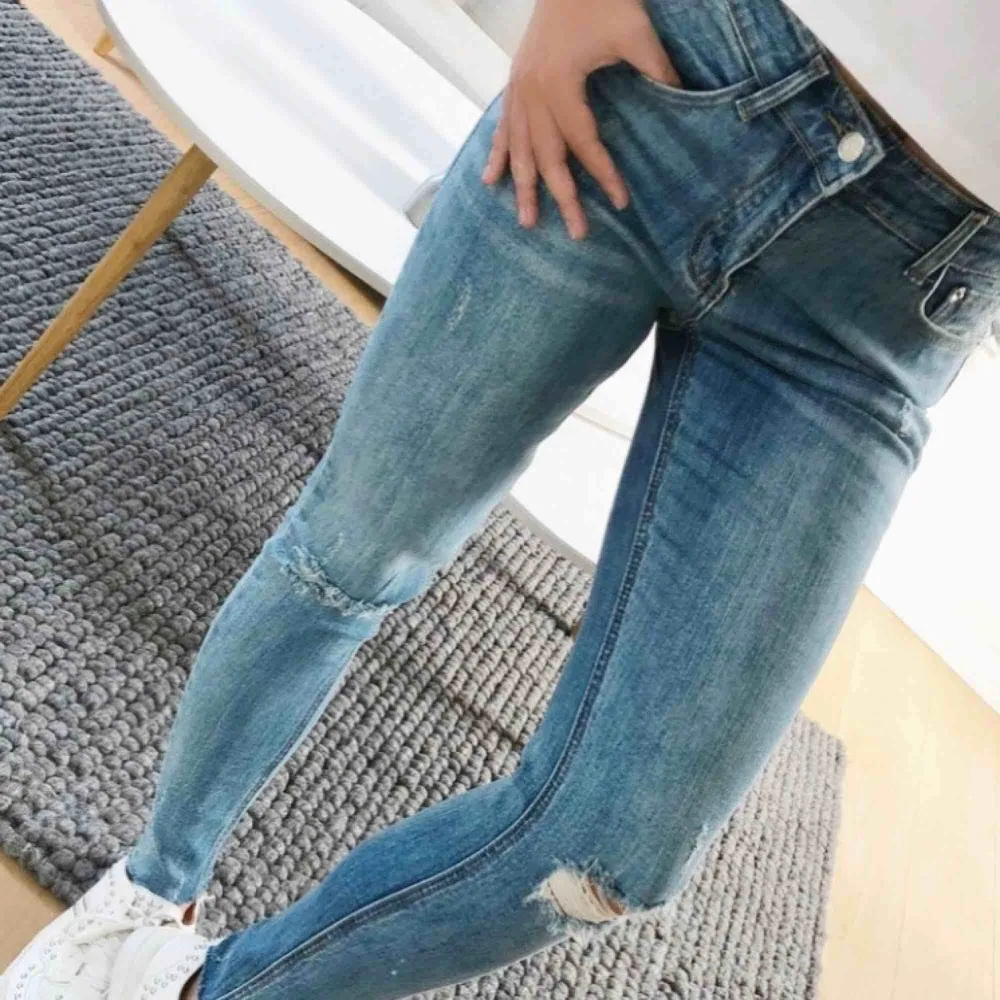 Helt nya jeans med lappar kvar. Säljes då dom inte passade mig samt var för krångligt att skicka tillbaka dom.. Jeans & Byxor.
