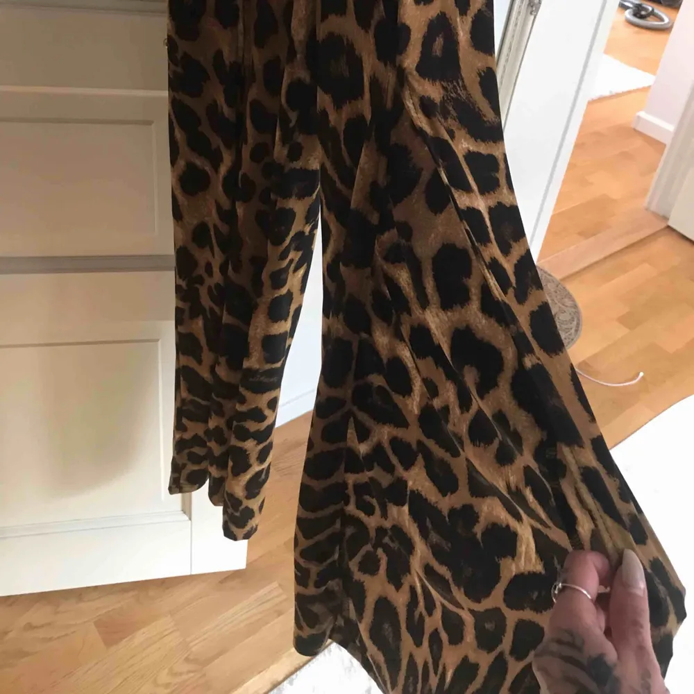 Leopard jumpsuit med öppna ben. SKIT SNYGG! Endast testad ✨. Klänningar.