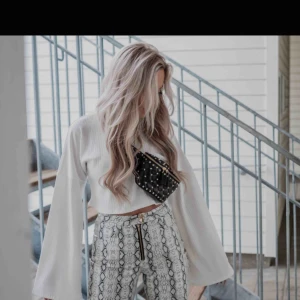  - Skitsnygga highwaist snake pants. En av årets hetaste trender! Säljes då dem tyvärr är för stora för mig Aldrig använda med prislapp kvar Nypris 500