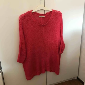  - Virkad oversize tröja i en härlig korall rosa färg, snygg på sommaren. Frakt tillkommer