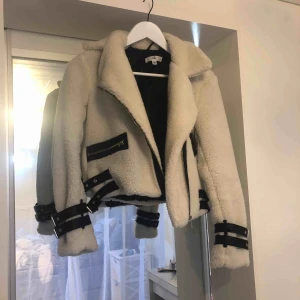 Superfin jacka!! - Världens finaste teddyjacka från missguided!! Använd vid ett tillfälle, den kommer ej till användning därför säljer jag☺️