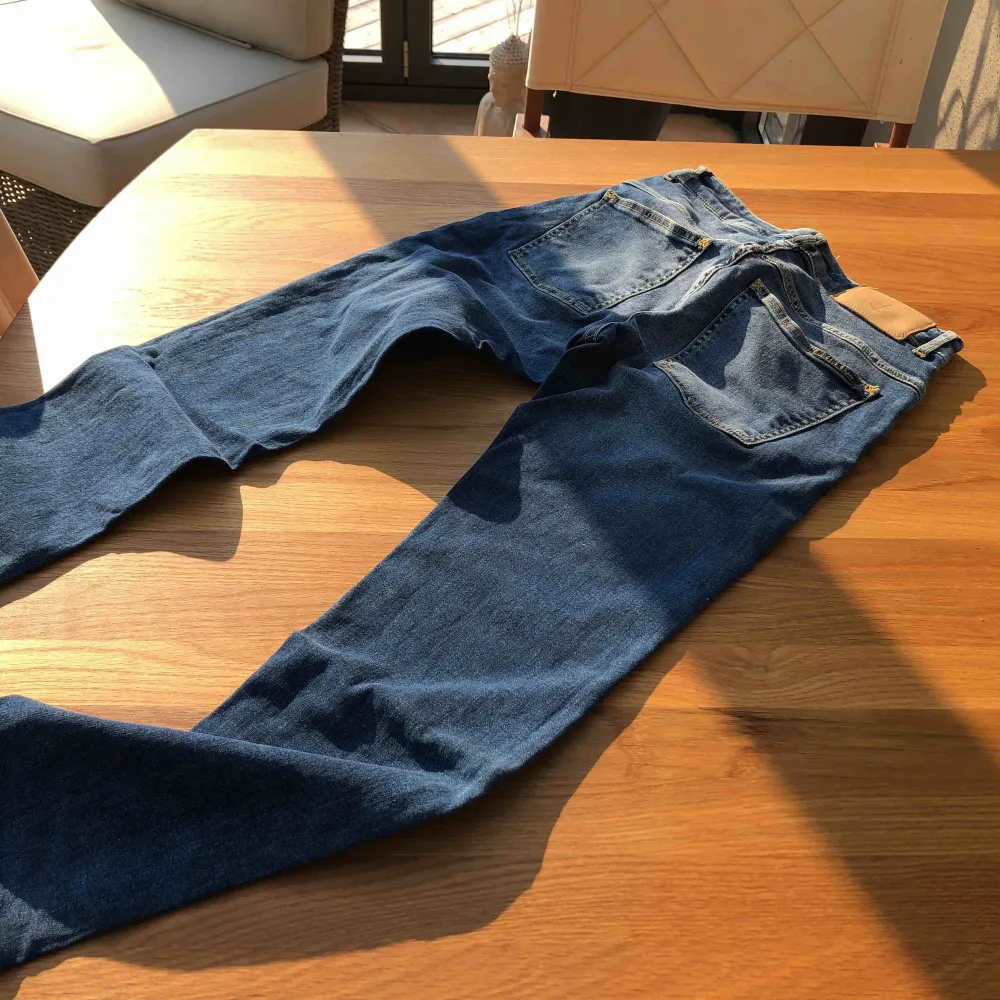 Oanvända jeans stretch The Blue Uniform Köpta på JC upplagda i butik så längd ca 30  Nypris 999 kr. Jeans & Byxor.