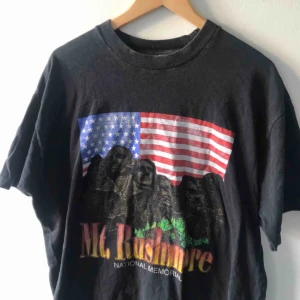  - Vintage T-shirt single stitch med tryck. Snyggt urtvättat. Trevligt skick på tryck. Ingen tag kvar men uppfattar den som xxl. Kan hämtas i Uppsala eller skickas mot fraktkostnad 