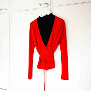  - Röd omlottröja från &other stories i viskos.