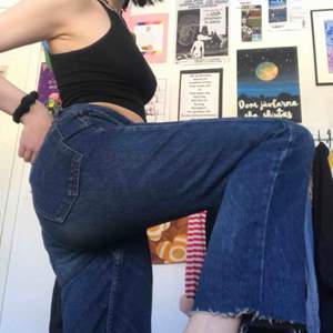 Jeans i rak modell från märket Rocky. W31 L32 men har klippt av dem då jag är 160 cm lång. Frakt ingår i priset✨