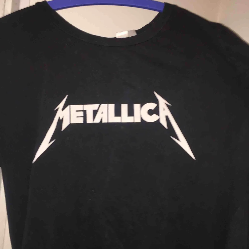 Metallica t-shirt, svar m vitt tryck i storlek medium. T-shirts.