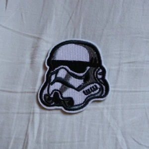  - Tygmärke av en stormtroper från Star Wars, 35kr INKLUSIVE frakt. Kolla gärna mina övriga annonser, jag samfraktar gärna! Tygmärke går lätt att stryka. På kläderna 