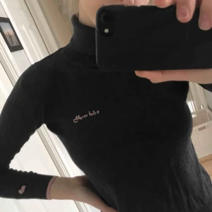  - En snygg Odd Molly polotröja med fina detaljer. Sitter som en XS och är i bra skick! Köparen står för frakt:)