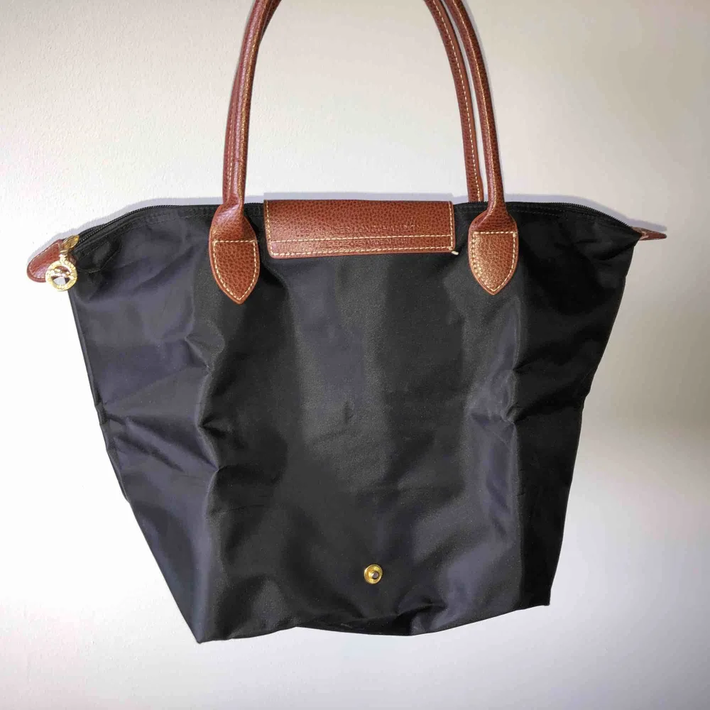 en svart fake longchamp väska köpt för något år sedan i Thailand, köpte den för 500 kr. Kan frakta eller mötas upp i Knivsta!💞. Väskor.