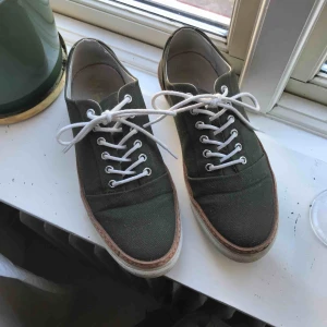  - Canvasskor från Whyred, storlek 38. Använda några få gånger!