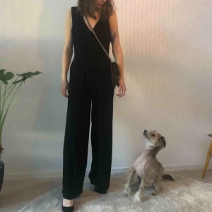  - Fin byxdress från bikbok! Använd fåtal gånger. Storlek M (passar small-medium) köparen står för frakt kan mötas upp i Uppsala 