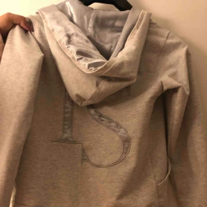  - Säljer min pink of sweden tröja i nyskick. Färg grå! Fraktar eller möts upp i Göteborg 
