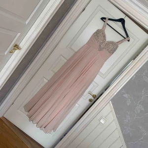  - Säljer nu min fina balklänning! Lite smuts i nedkant men som säkert går att tvätta på något sätt! Annars i nyskick! Passar mig som har M och BH storlek 75C! Kontakta vid frågor! Frakt tillkommer!