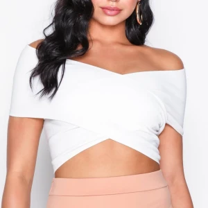  - Magtröja/ tanktop som är off-shoulder från Gina Tricot. Använd ett antal gånger men fortfarande fräsch och i bra skick utan fläckar eller nåt! Nypris ca 150. 🌷