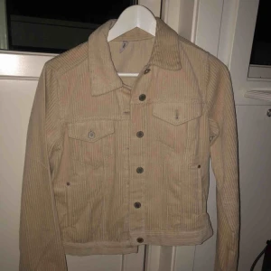  - Manchester-jacka från Mango.  Använd 1 gång, köpt för 500kr.  Normal i storlek. 