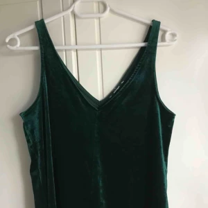  - Grönt linne i velvet med djupare rygg. Lappen är bortklippt men passar storlek S-L.   Köparen står för frakt ;)