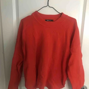  - Härlig orange jumper, framhäver ögonen fint pga den starka färgen.