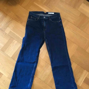  - Perfekta blåjeans från Carin Wester. Frakt tillkommer 