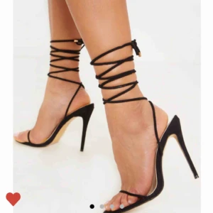  - Sökes!!!   Svarta tunna klackskor med tunna snören, en svart ”siden” midaxi kjol med slits helst, och vit ”siden” cowl neck slip on dress, märke spelar ej roll  Storlek S i kläderna och 37 i skorna 