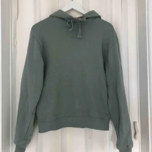  - Skitsnygg hoddie från na-kd i stl xs! Superfint skick! Säljs pga att den tyvärr inte kommer till användning! Köparen står för frakten & betalning sker via swish!