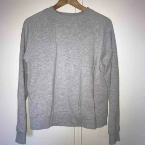  - Jättemjuk grå sweatshirt.